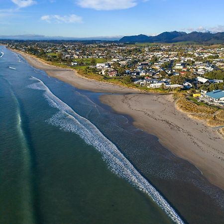Tasman Holiday Parks - Waihi Beach Esterno foto Aerial view of the beach at Waikuku