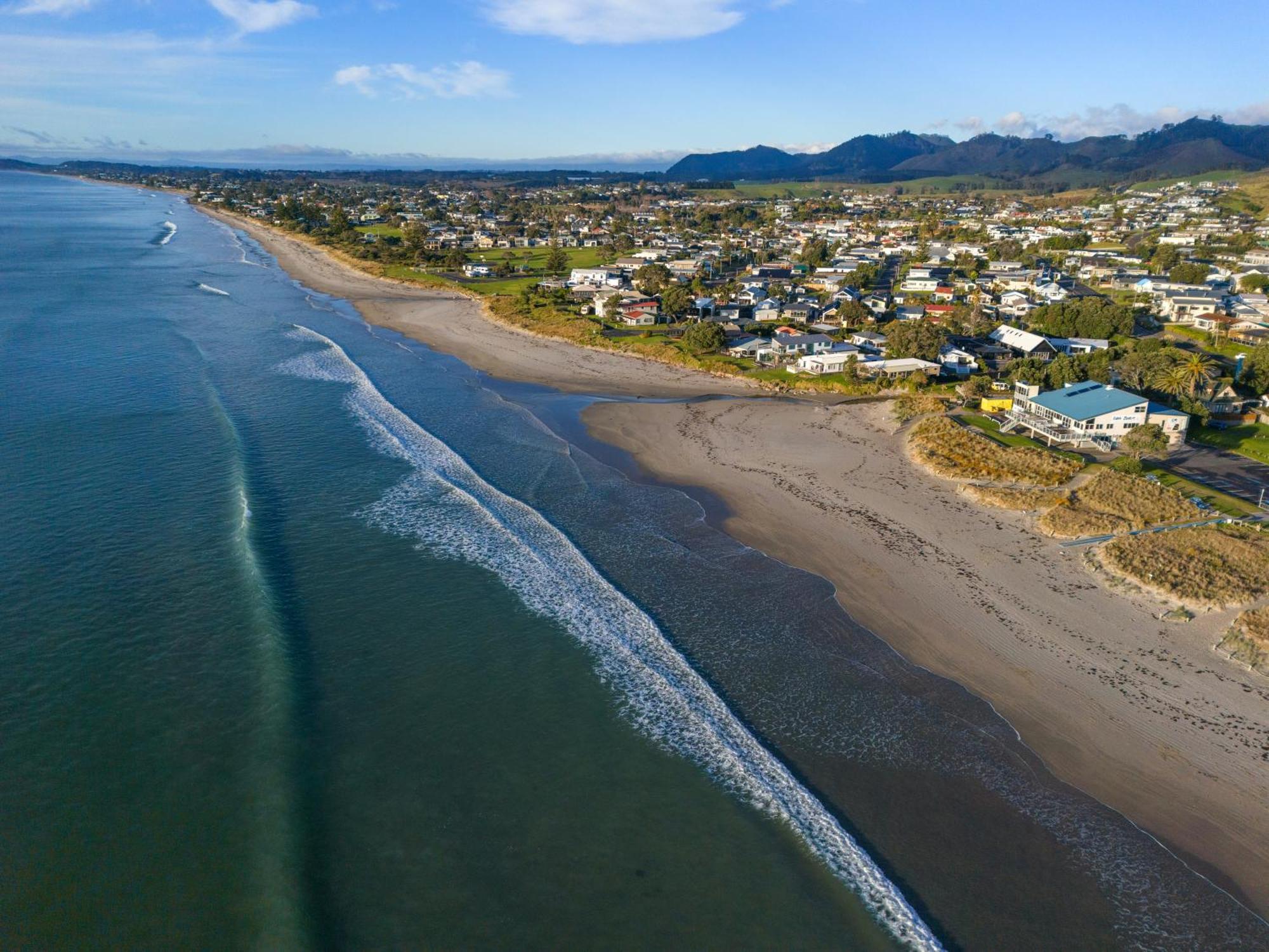 Tasman Holiday Parks - Waihi Beach Esterno foto Aerial view of the beach at Waikuku