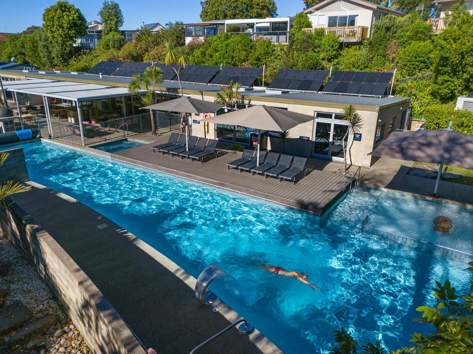 Tasman Holiday Parks - Waihi Beach Esterno foto The swimming pool at the hotel