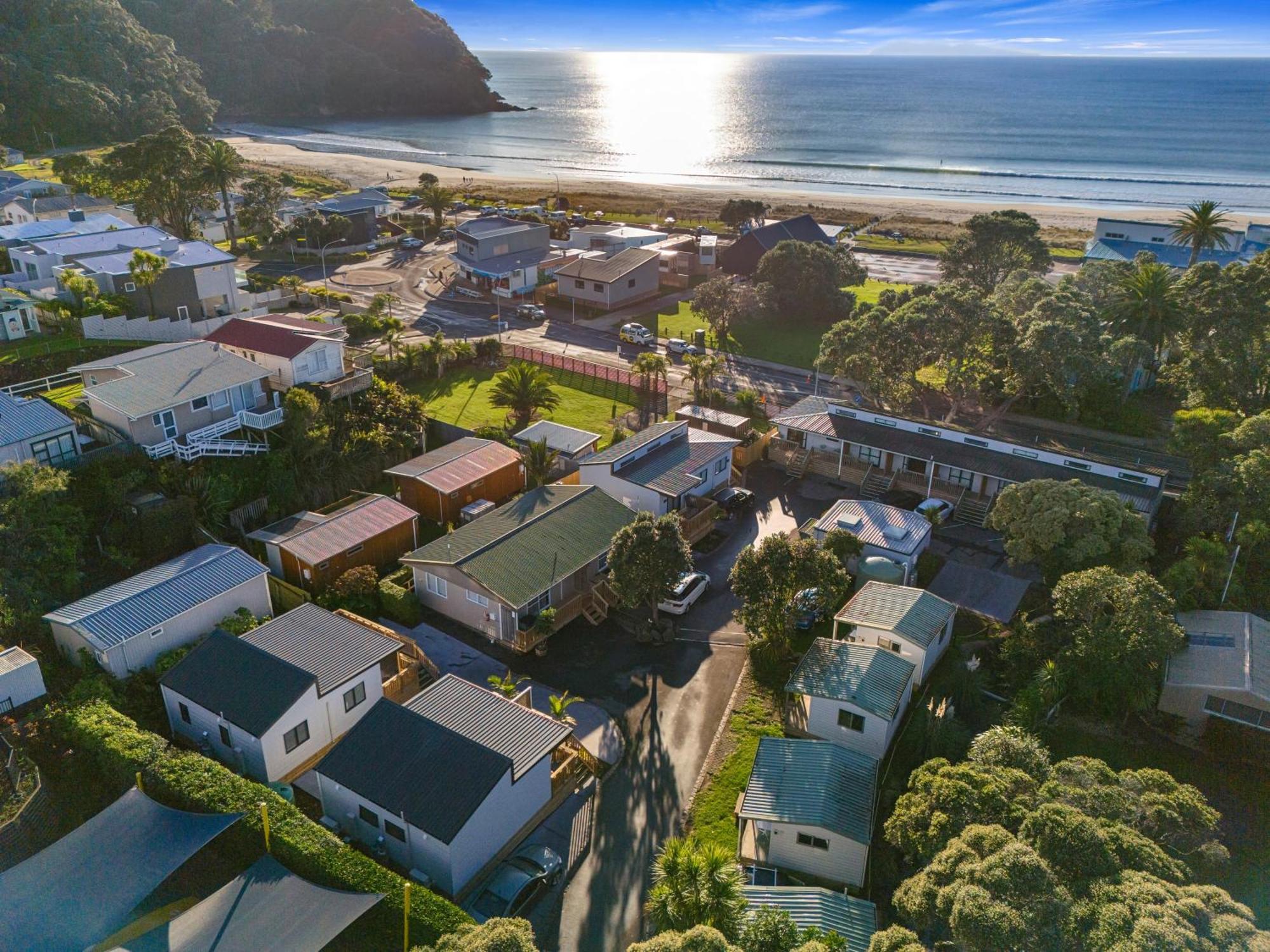 Tasman Holiday Parks - Waihi Beach Esterno foto Aerial view of the town