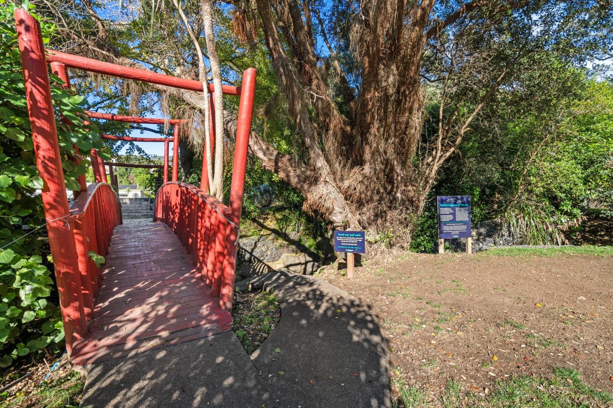 Tasman Holiday Parks - Waihi Beach Esterno foto The bridge at the entrance to the park
