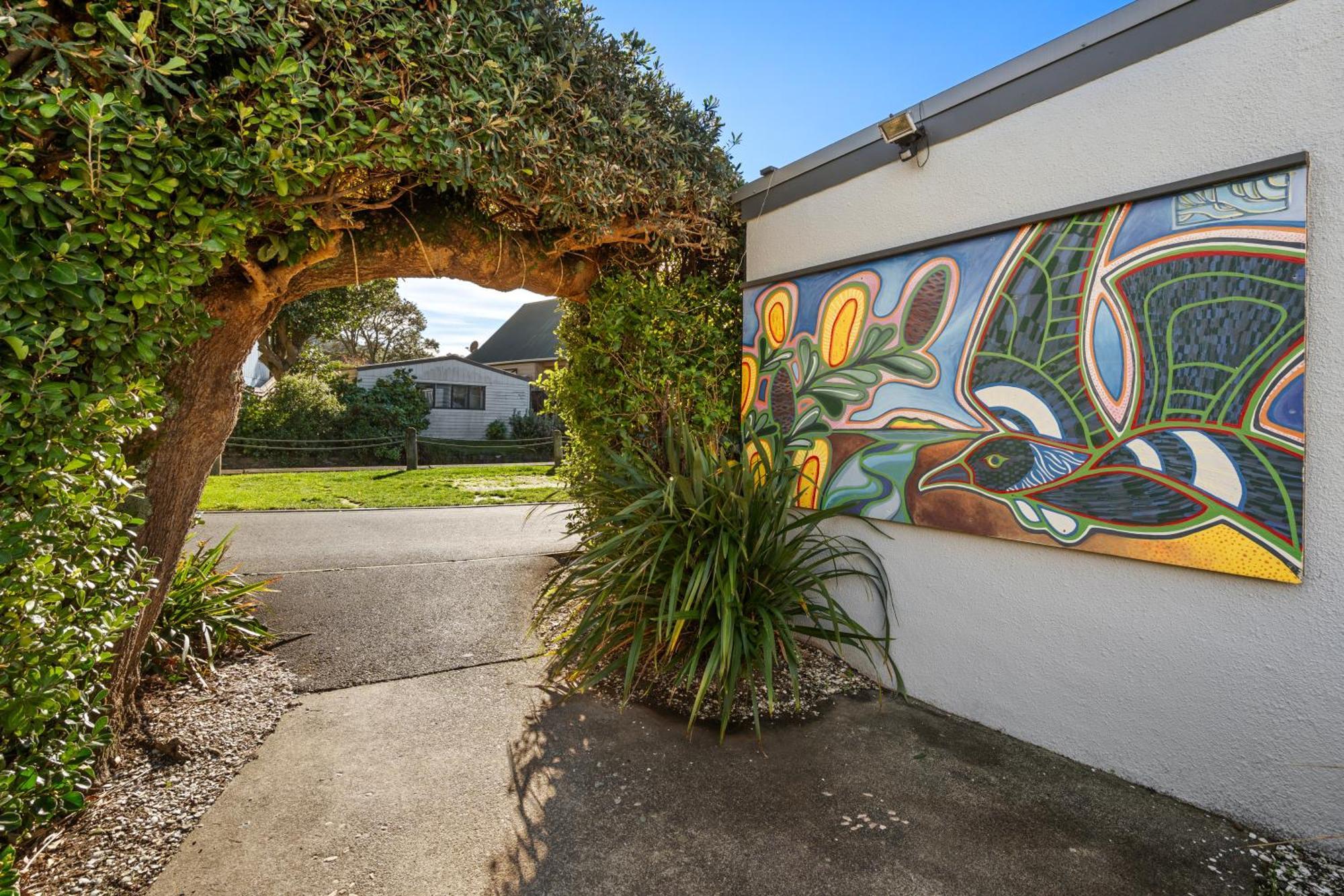 Tasman Holiday Parks - Waihi Beach Esterno foto Mural on the side of a house in the suburb of St Johns, Auckland