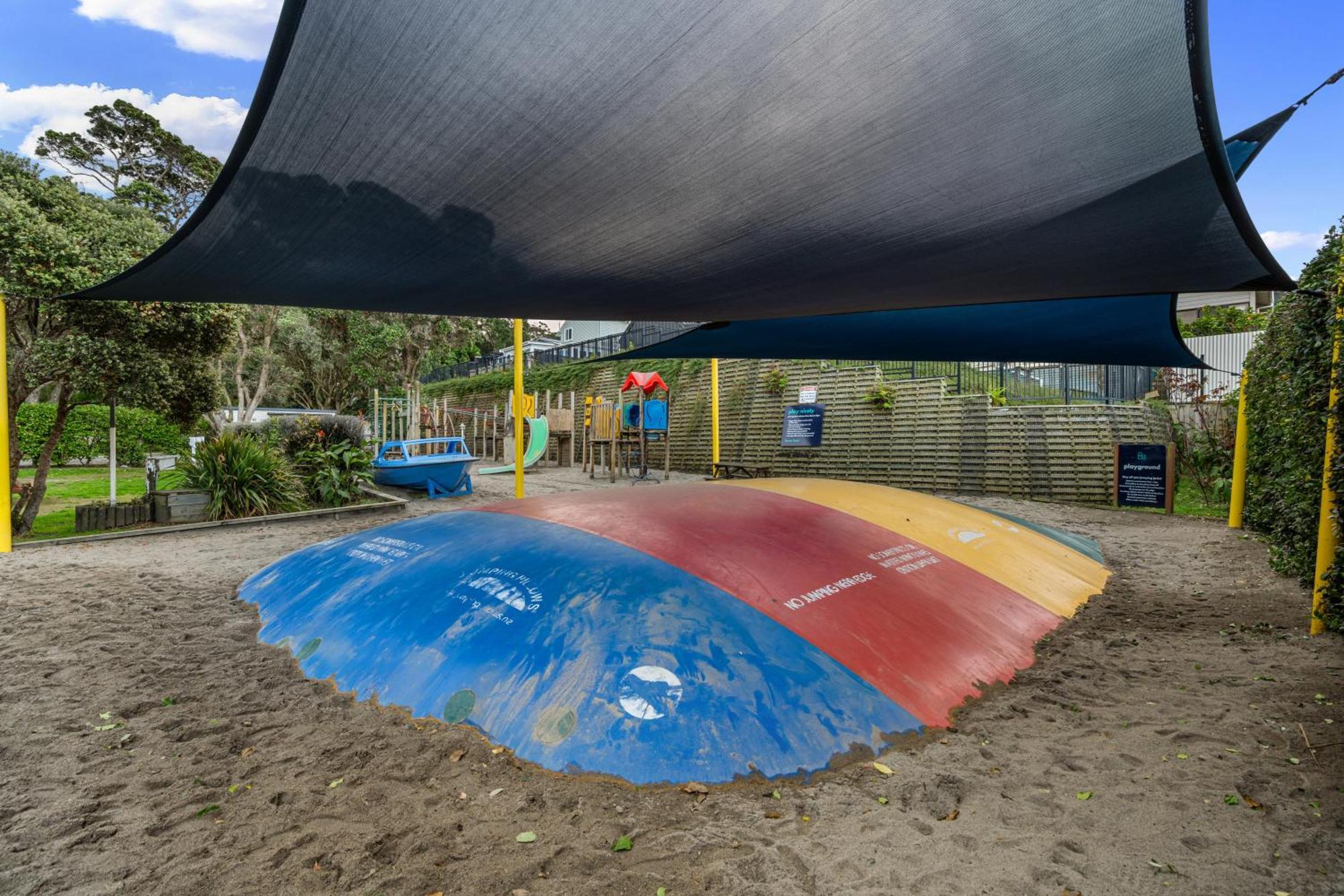 Tasman Holiday Parks - Waihi Beach Esterno foto A jumping pillow at a playground in New Zealand
