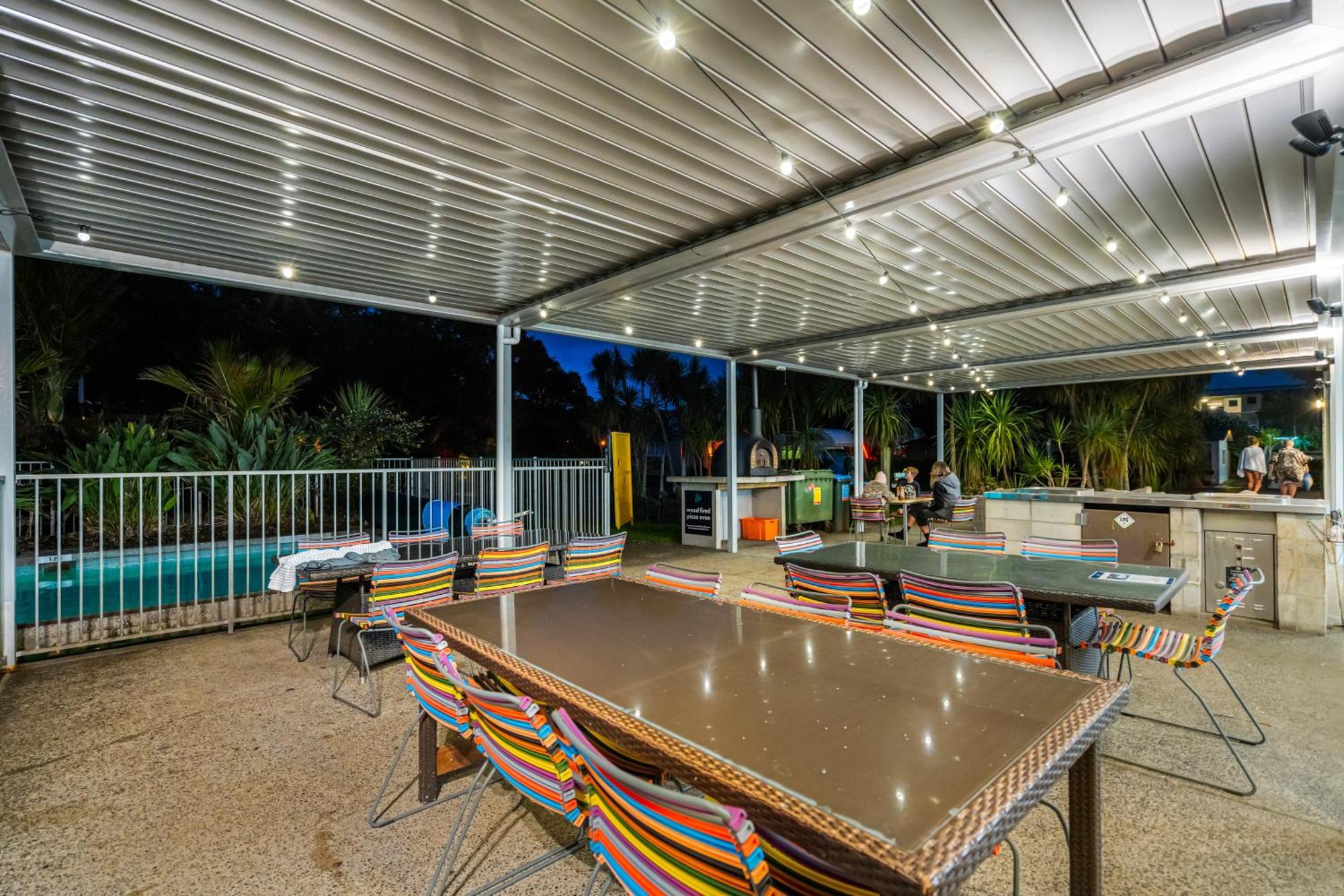 Tasman Holiday Parks - Waihi Beach Esterno foto A louvred roof system