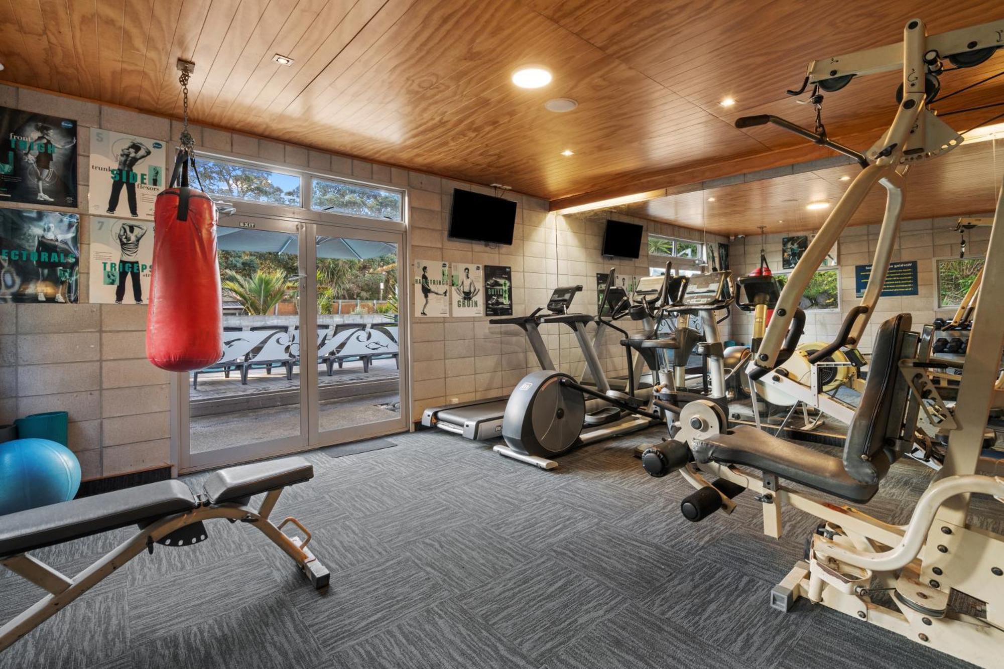 Tasman Holiday Parks - Waihi Beach Esterno foto A home gym