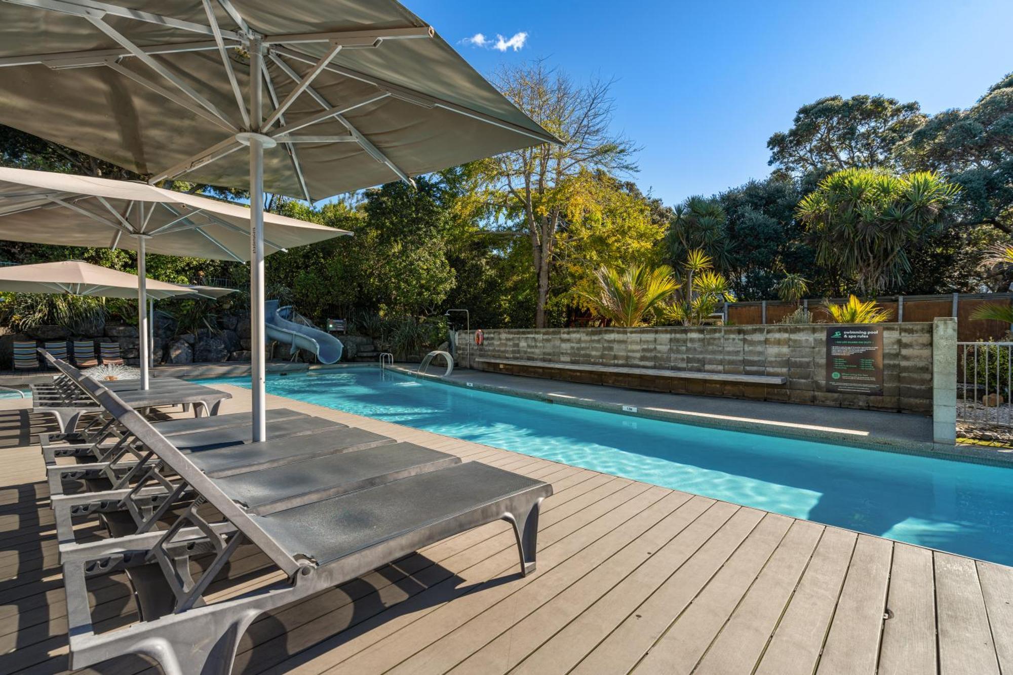 Tasman Holiday Parks - Waihi Beach Esterno foto The pool at the hotel