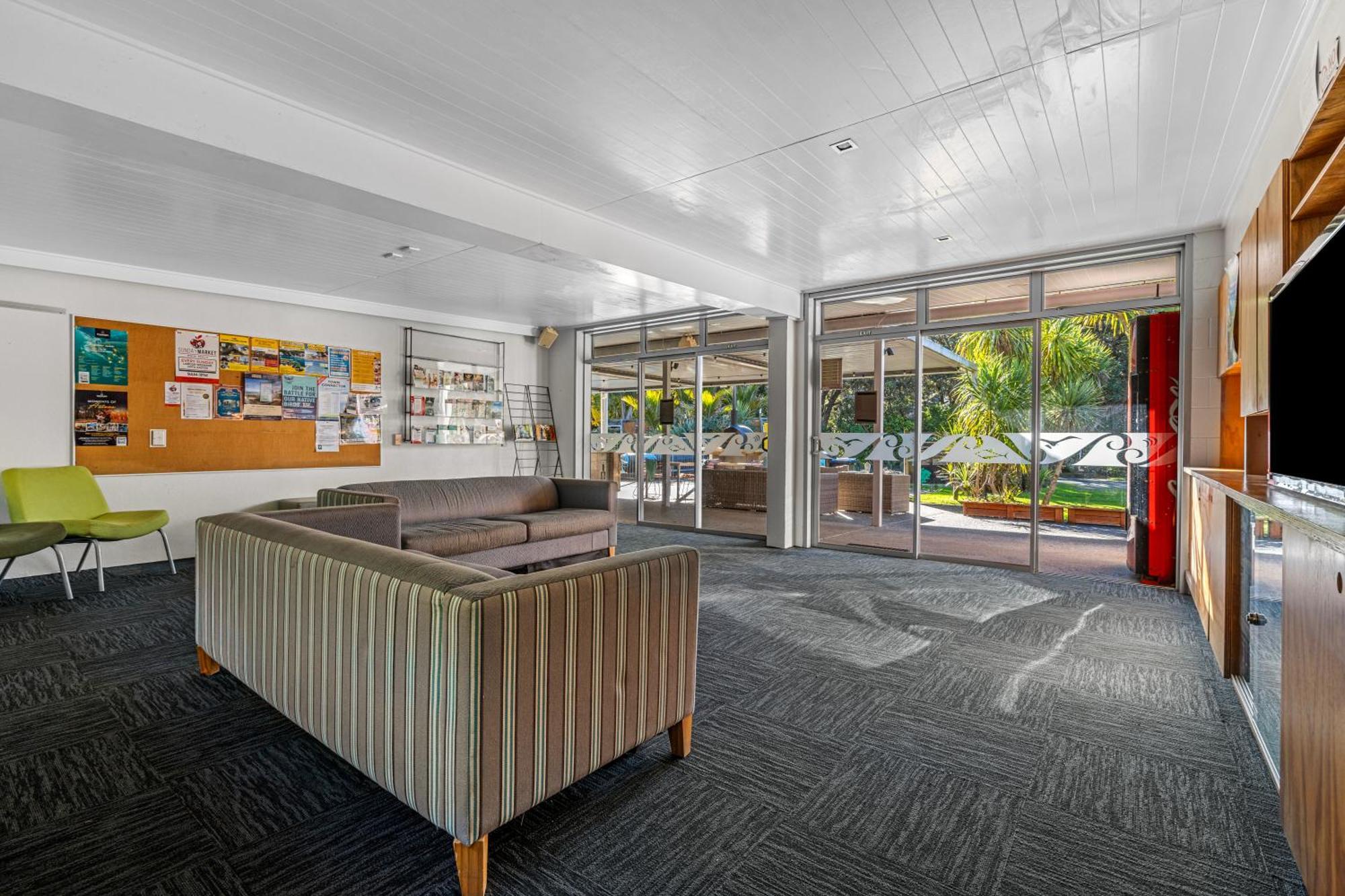 Tasman Holiday Parks - Waihi Beach Esterno foto The interior of the school's main building