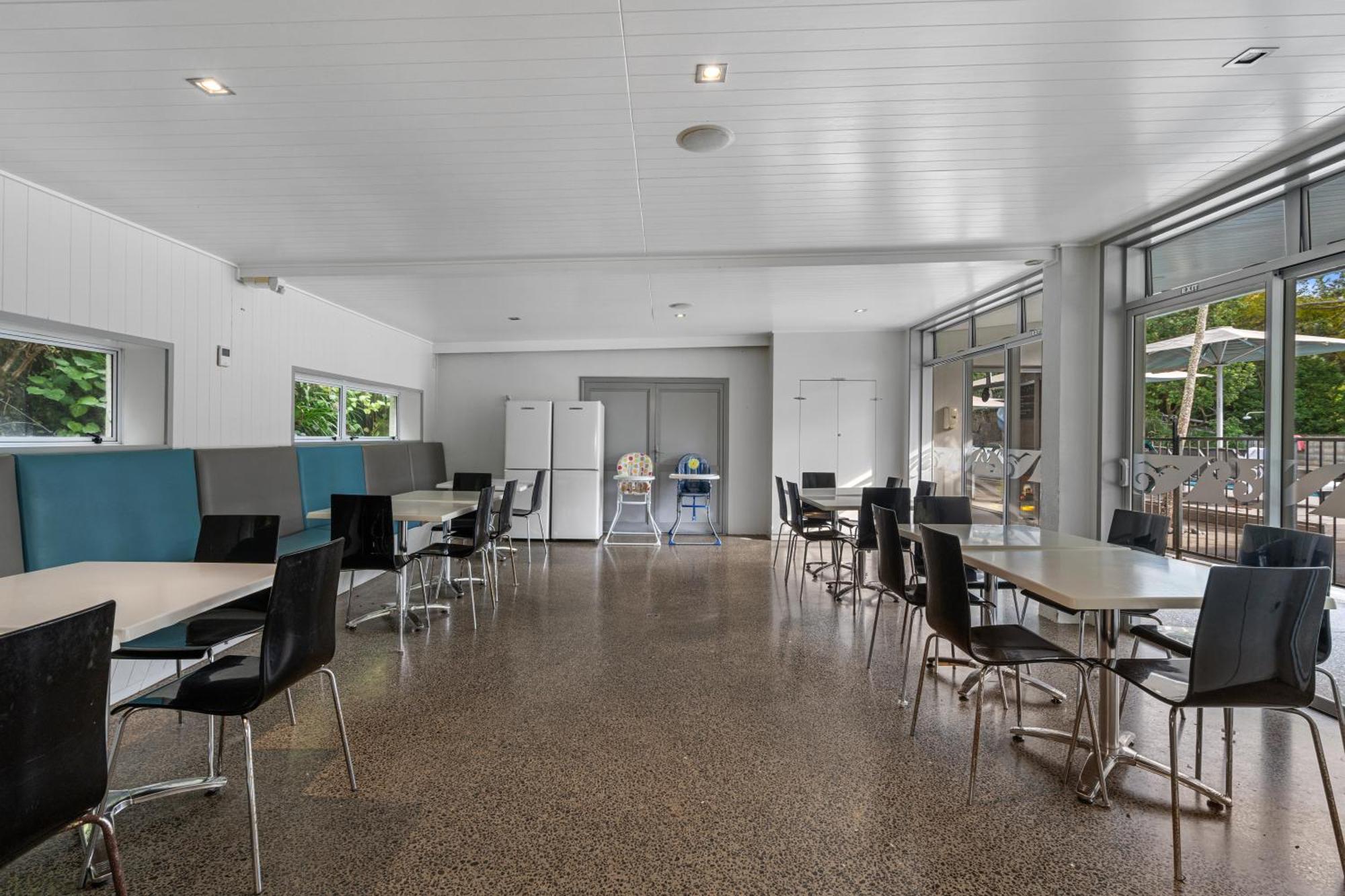 Tasman Holiday Parks - Waihi Beach Esterno foto The interior of the library