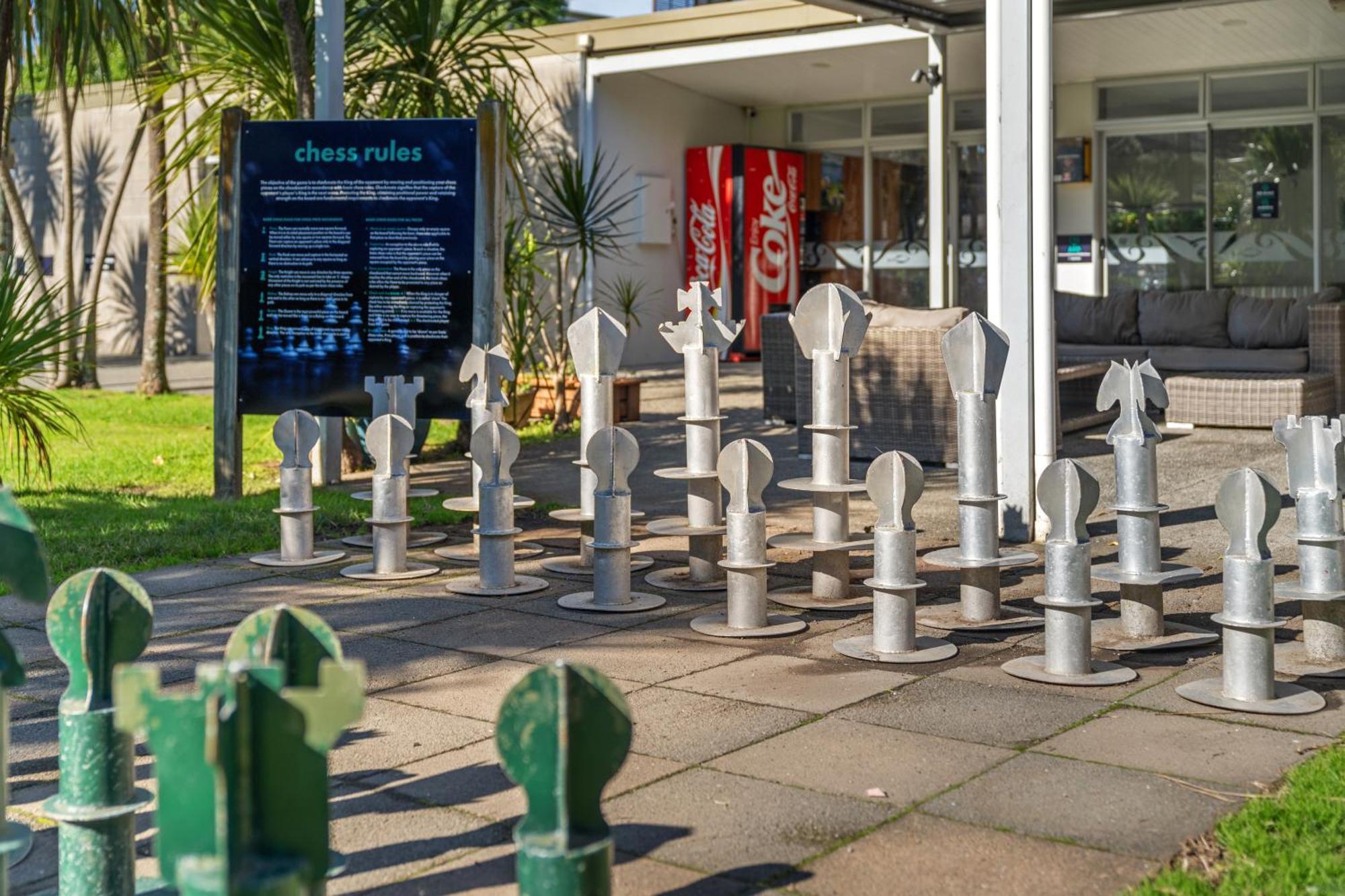Tasman Holiday Parks - Waihi Beach Esterno foto Chess set at the entrance of the library