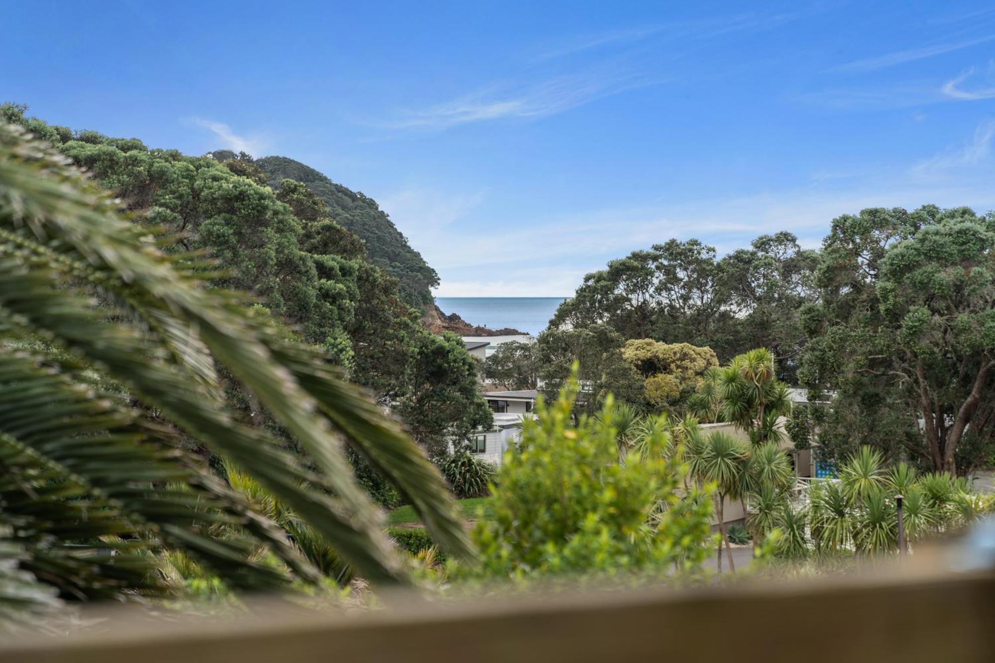 Tasman Holiday Parks - Waihi Beach Esterno foto View of the bay from the town