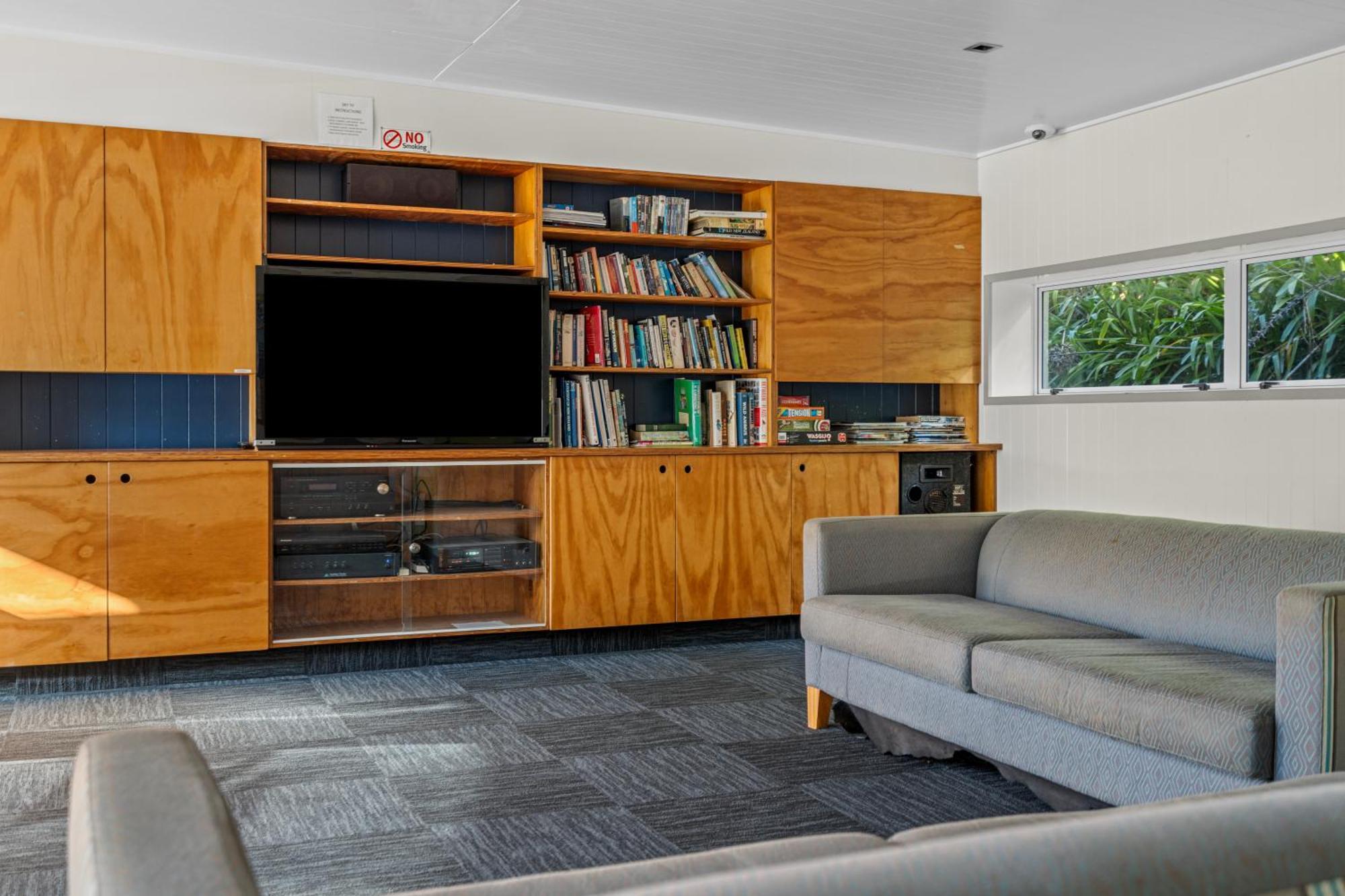 Tasman Holiday Parks - Waihi Beach Esterno foto The interior of the house