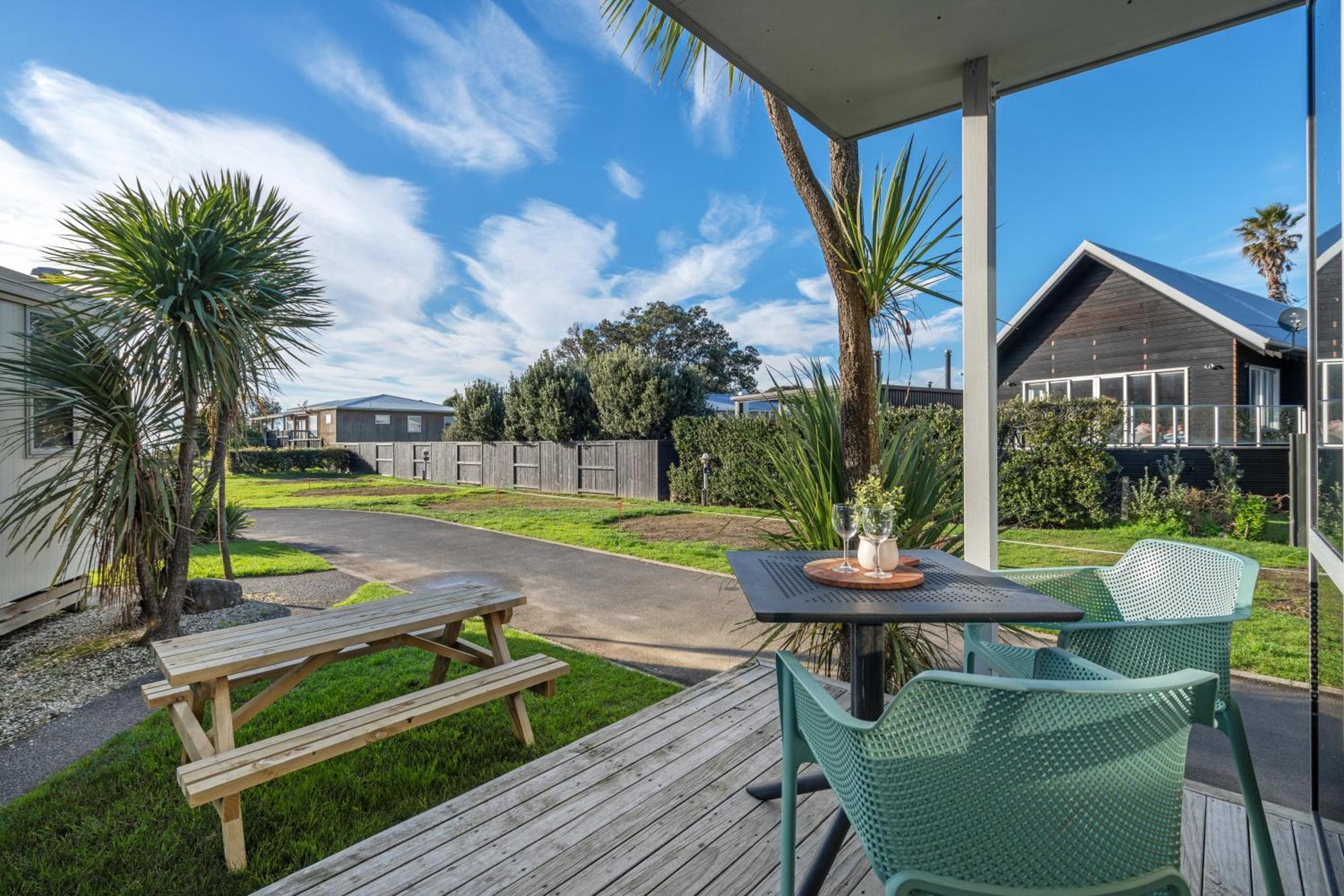 Tasman Holiday Parks - Waihi Beach Esterno foto A view of the deck at the beach house