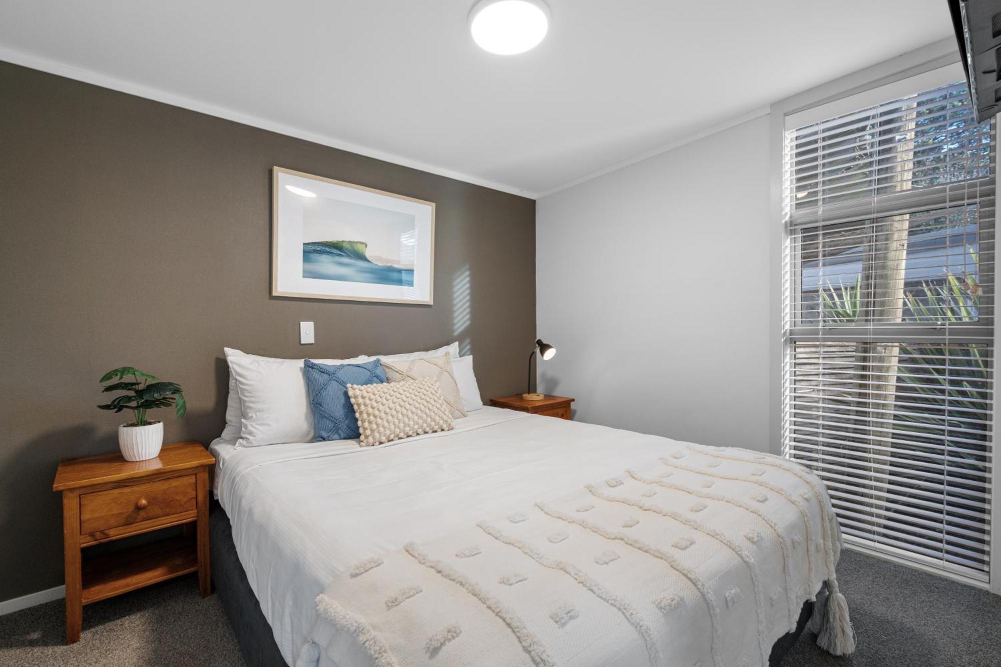 Tasman Holiday Parks - Waihi Beach Esterno foto A bedroom in a typical apartment