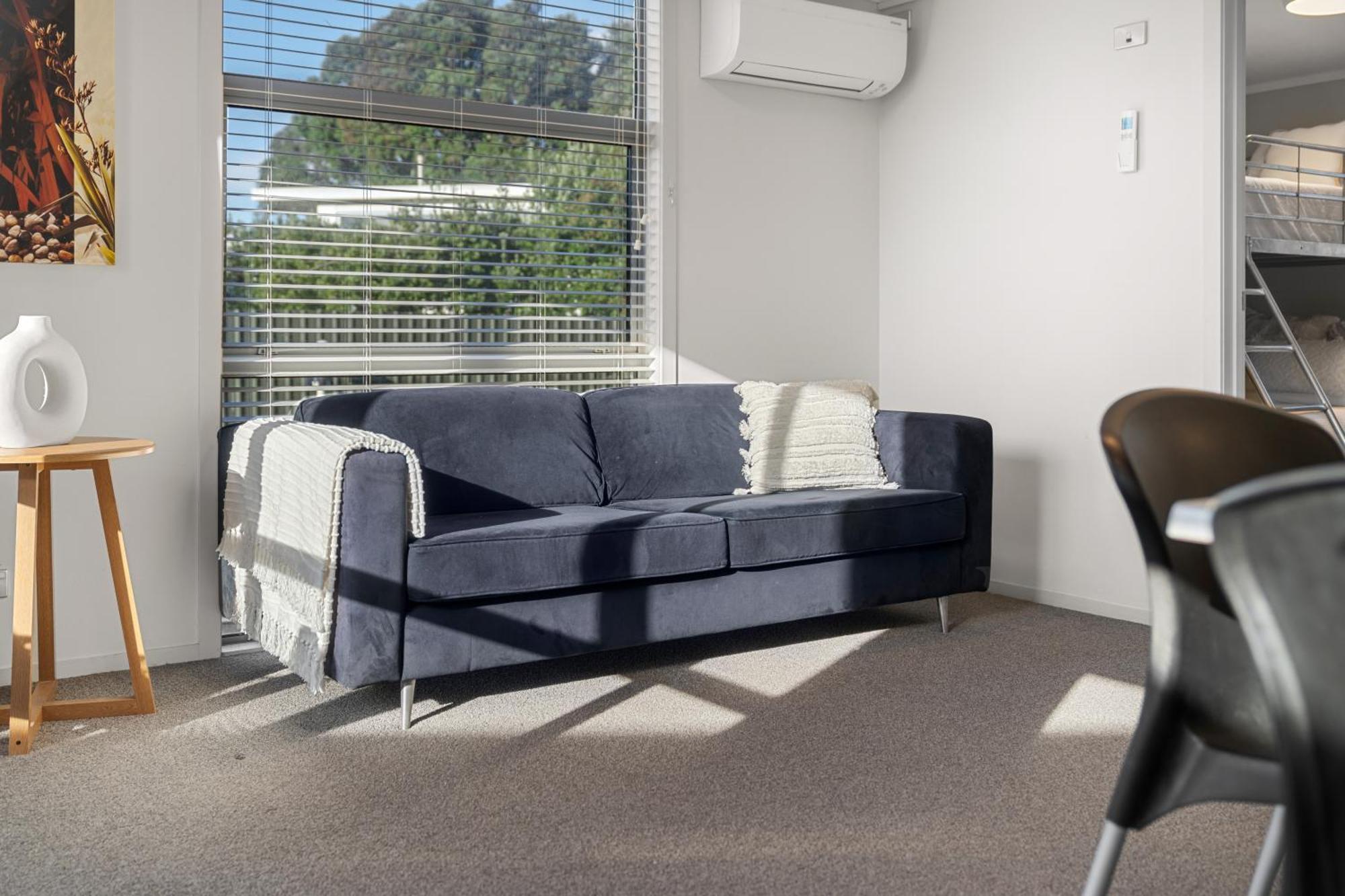 Tasman Holiday Parks - Waihi Beach Esterno foto A sofa