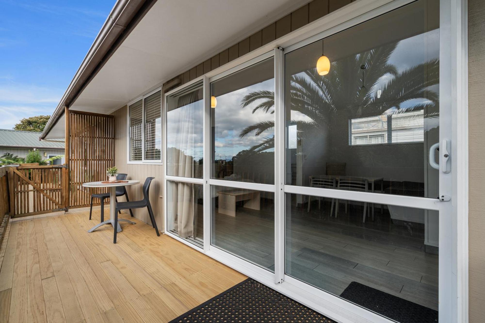 Tasman Holiday Parks - Waihi Beach Esterno foto A sliding door