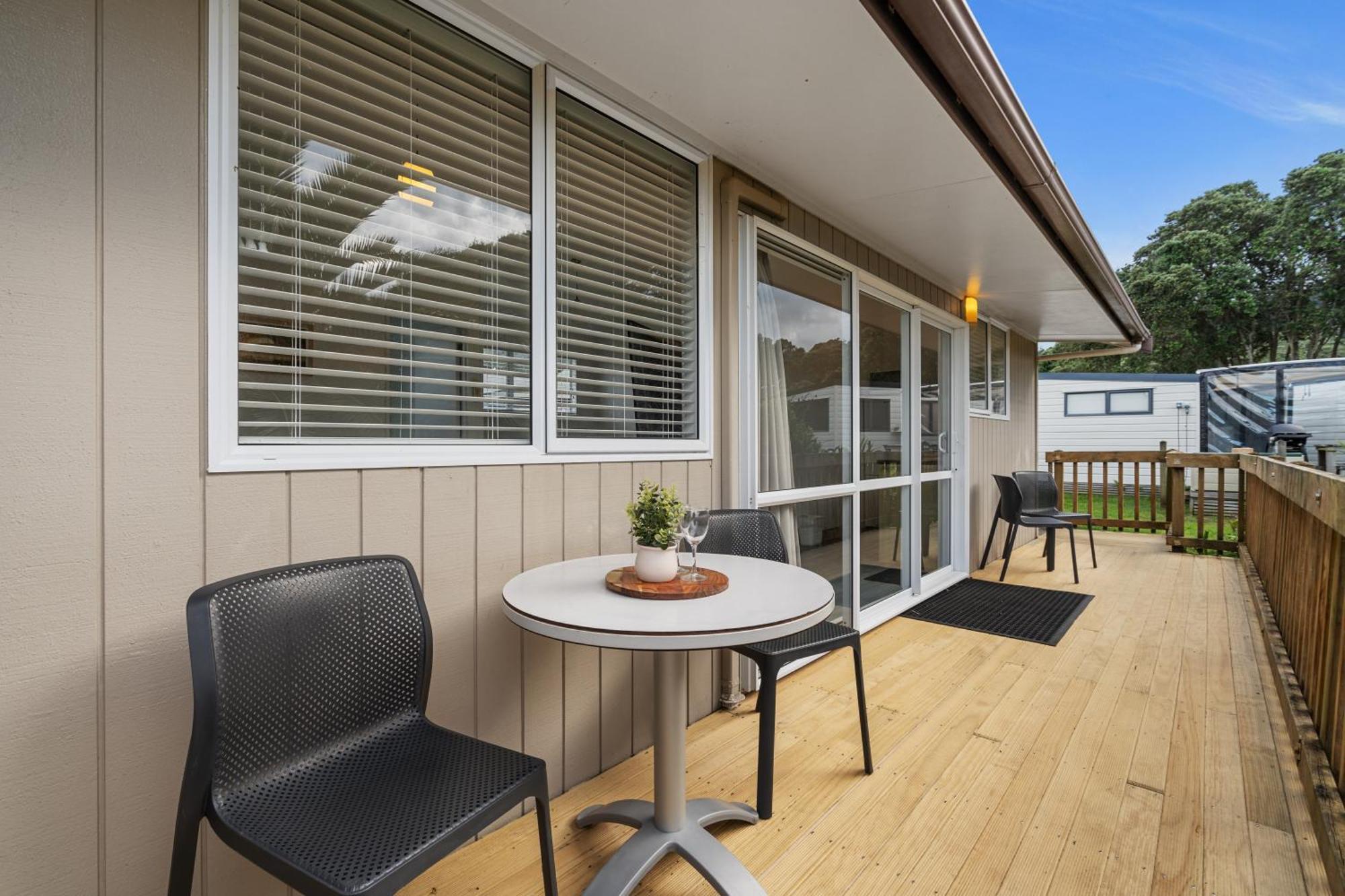 Tasman Holiday Parks - Waihi Beach Esterno foto A typical motel room