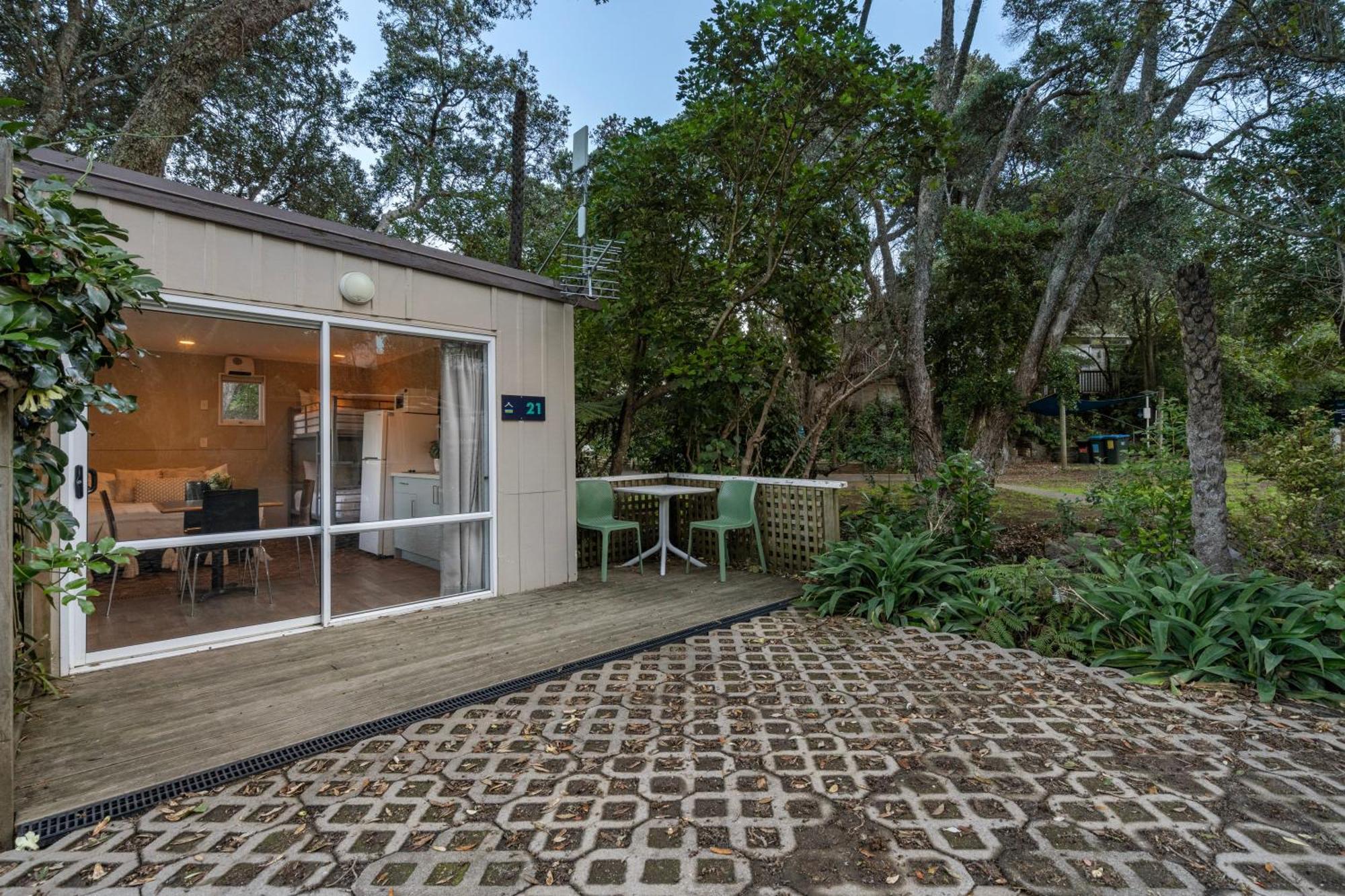 Tasman Holiday Parks - Waihi Beach Esterno foto A typical house at the village