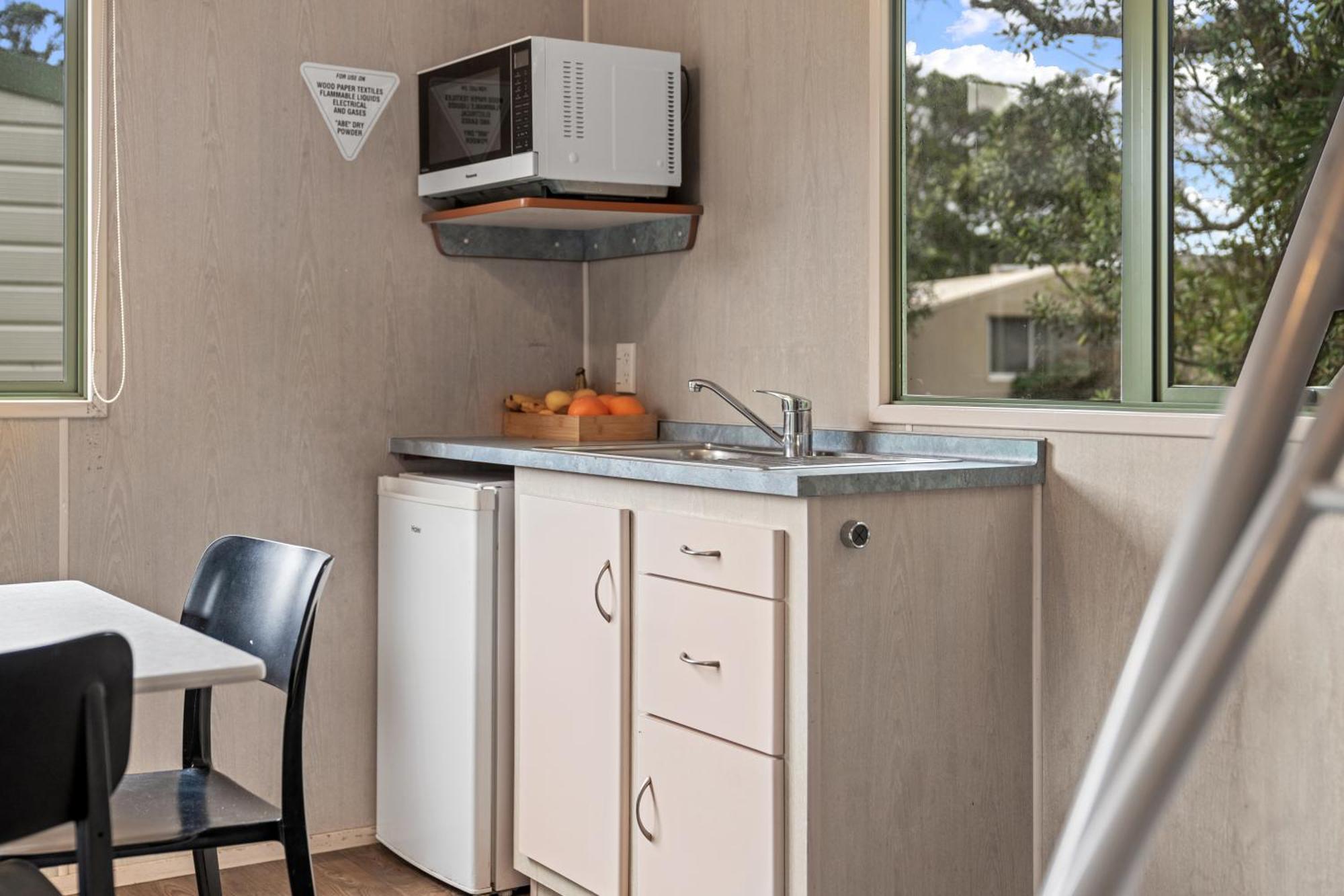 Tasman Holiday Parks - Waihi Beach Esterno foto A typical kitchen in a typical studio