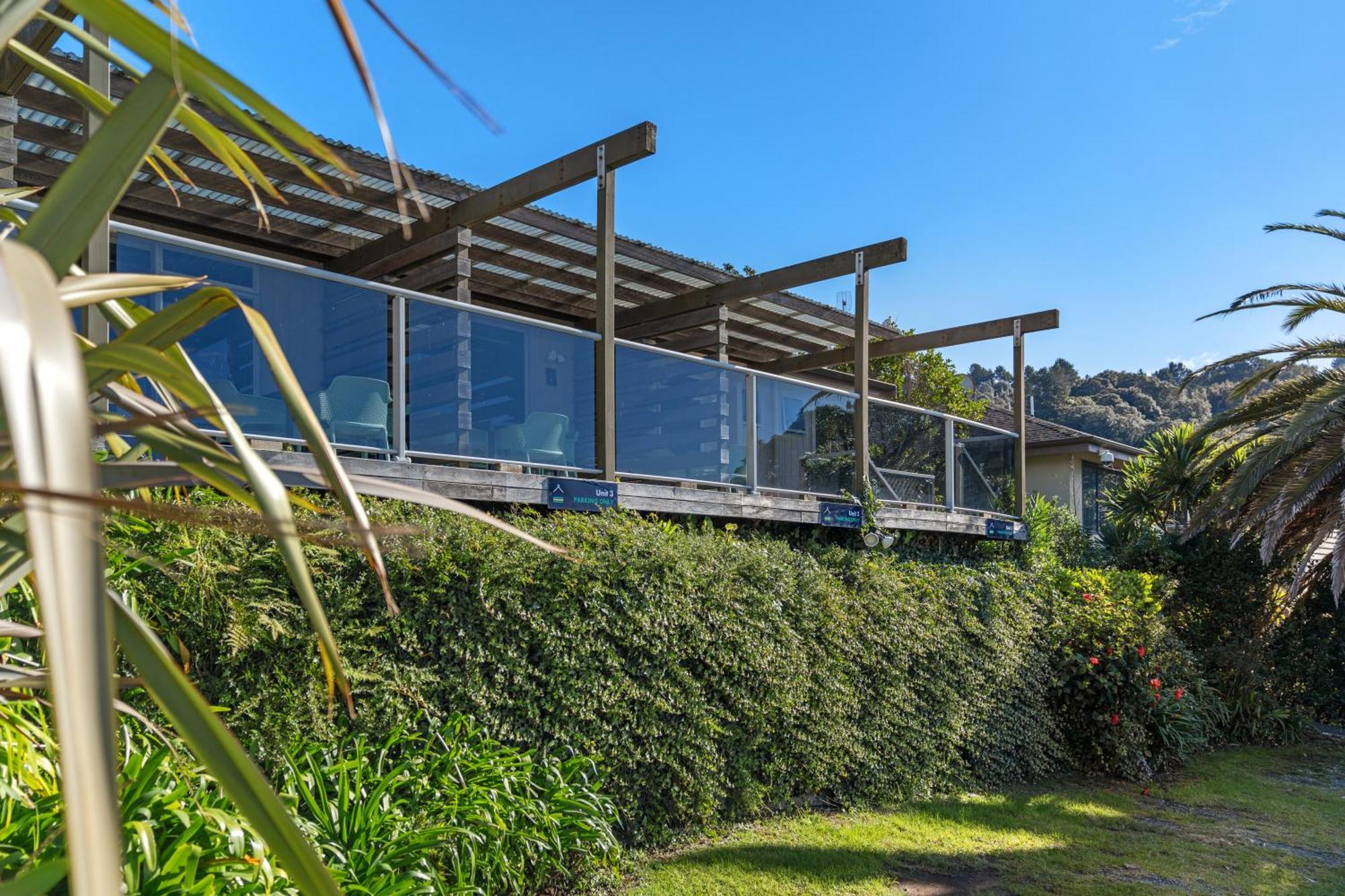 Tasman Holiday Parks - Waihi Beach Esterno foto The house from the garden