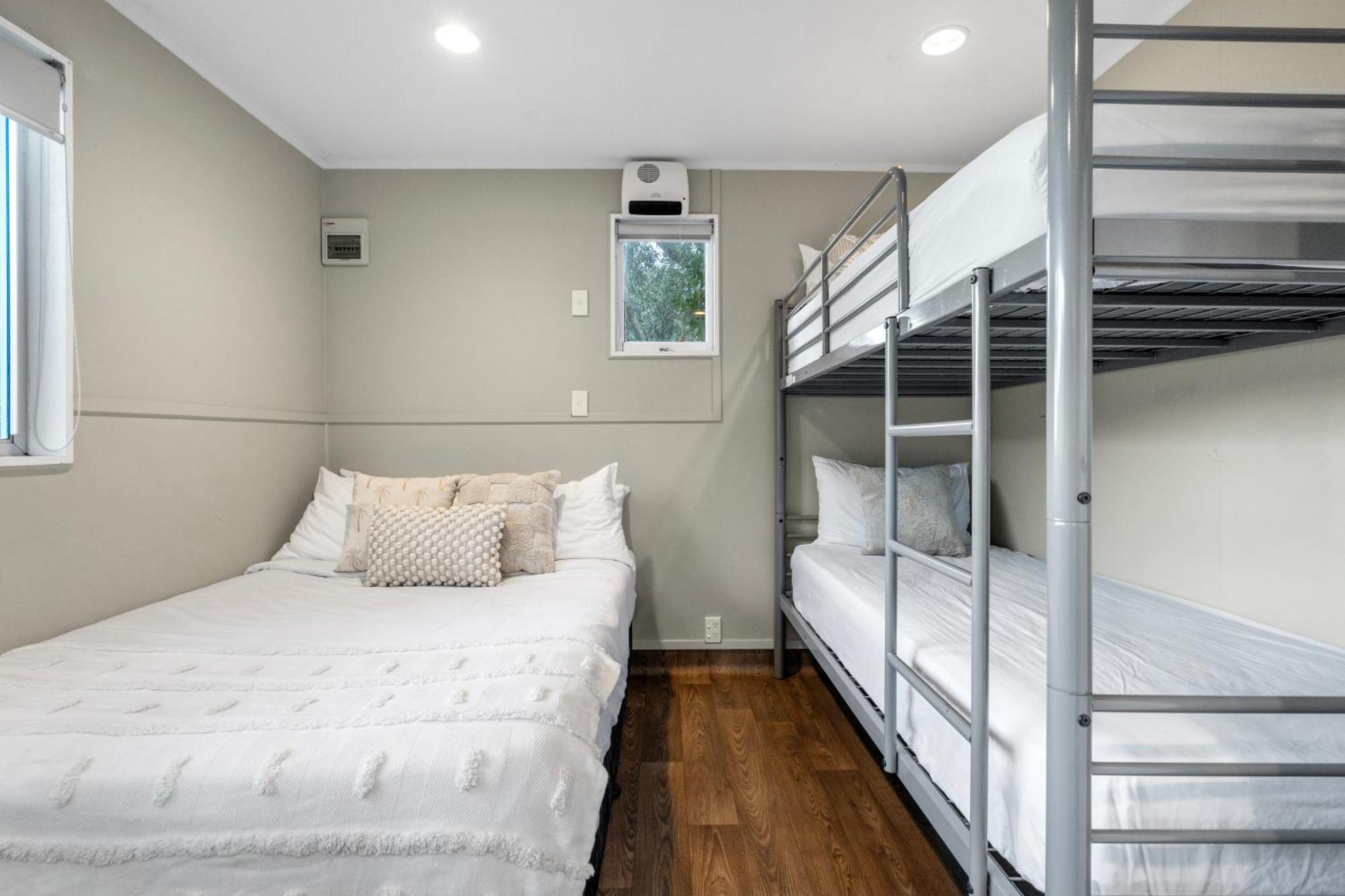 Tasman Holiday Parks - Waihi Beach Esterno foto Bunk beds in a cabin
