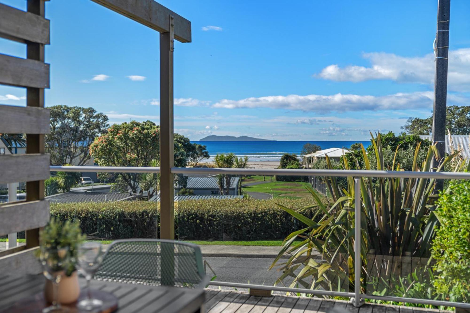 Tasman Holiday Parks - Waihi Beach Esterno foto View of the bay from a house in Red Beach