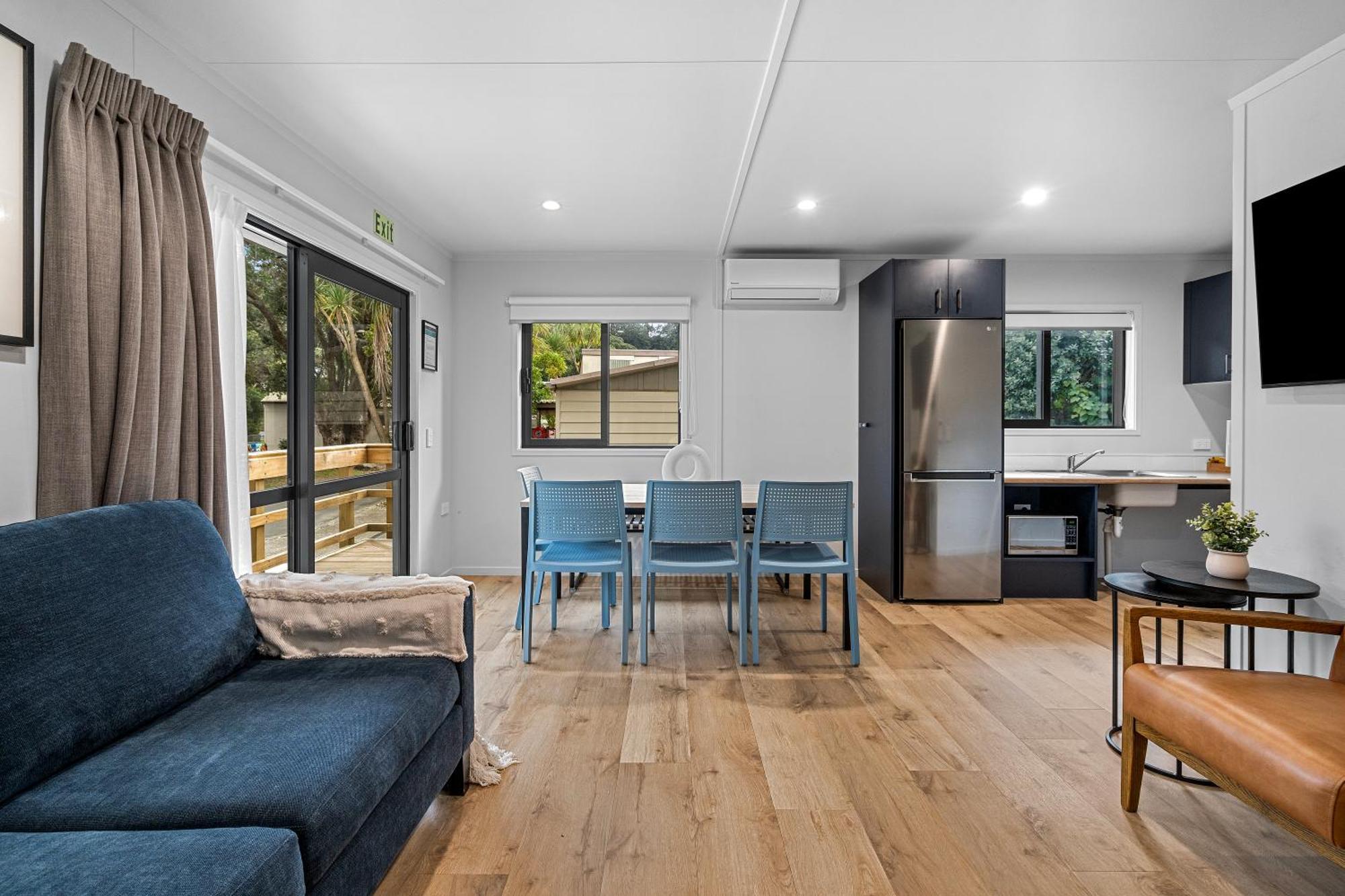 Tasman Holiday Parks - Waihi Beach Esterno foto A modern bach interior