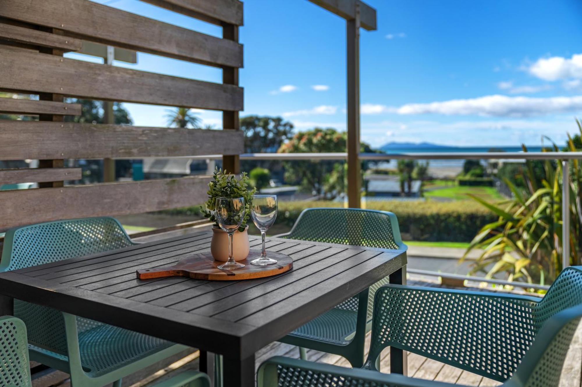 Tasman Holiday Parks - Waihi Beach Esterno foto A balcony in New Zealand